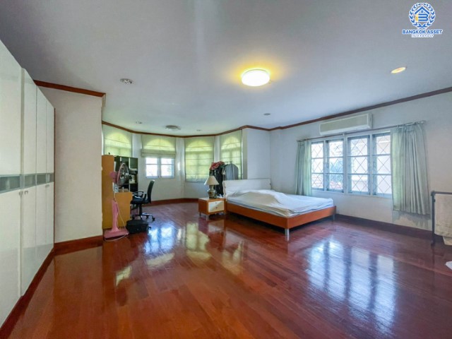 *****บ้านเดี่ยวมือสองย่านกรุงเทพฯ ม.ชวนชื่น ลาดพร้าว-รามอินทรา (ซ.สุคนธ์สวัสดิ์34) เนื้อที่กว้างขวางกว่า 87 ตร.ว. หลังใหญ่พร้อมอยู่  มีเฟอร์นิเจอร์บิ้วอินท์ทั้งหลัง! กับสุดยอดทำเล ใจกลางห้างฯ ชั้นนำฟังก์ชัน 5 ห้องนอน 3 ห้องน้ำ ที่จอดรถ 3 คัน บนทำเลแห่งการเดินทาง ใกล้ทางด่วน "ฉลองรัช"